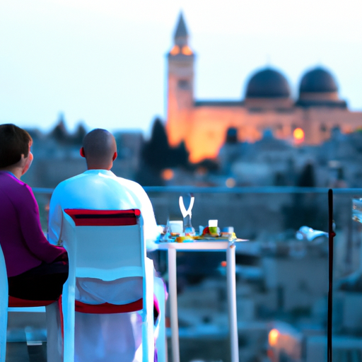 זוג נהנה מארוחת ערב רומנטית במרפסת הפרטית של חדר המלון שלהם עם נוף פנורמי של קו הרקיע של ירושלים.